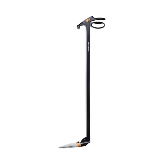 Cisailles à gazon longue portée Fiskars avec une poignée ergonomique noire et une lame en acier pour couper l'herbe de manière précise sans se pencher."