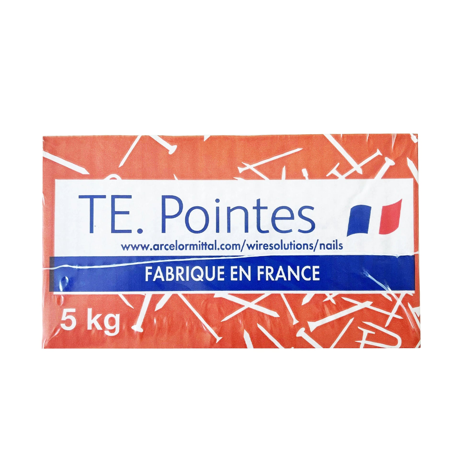 Une boîte de clous TE Pointes de 5 kg, fabriquée en France. L'emballage est rouge et blanc avec un motif de clous dispersés, accompagné d'un drapeau français et de l'adresse du fabricant.